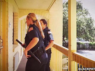 Dua wanita polisi mesum satu menangkap Chip in a attack tampan dan makan mood maninya