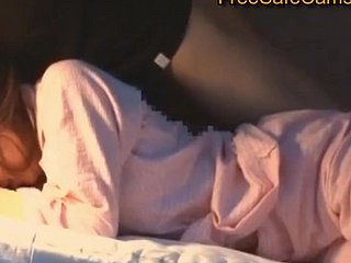 شرارتی جاپانی دھوکہ دہی کی گرل فرینڈ سوتا ہے جبکہ