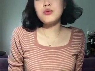 สาวเกาหลีน่ารักกระพริบบนกล้อง