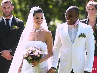 Romantische FFM interracial Dreier mit Kira Königin und Canela Haut