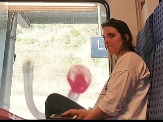 Ragazza che prende il loro naso e caccole mangiare