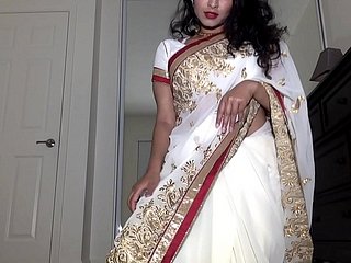 سییری میں دیسی ظہبی ننگے ہو رہی ہے اور بال بلی کے ساتھ ادا کرتا ہے
