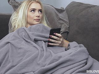 Petite Blonde Anastasia Knight senang menyebarkan kakinya untuk tongkat