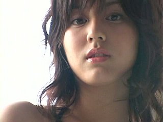 Tempting ญี่ปุ่น Babe Yumi Sugimoto โพสท่าบนชายหาดแสดงร่างกายผอมของเธอ