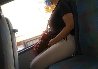 （危険な公共バス）見知らぬ人からの素人フェラチオ！