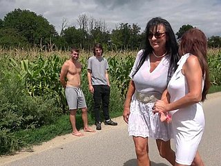 호색한 성숙한 Emily Devine과 Lilian Black은 야외에서 망할 것입니다.