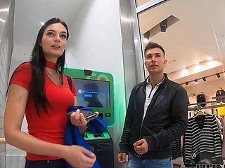 남자는 돈을 원하고 일하지 않기 때문에 그의 GF가 혹을 겪게합니다.