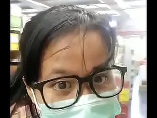 Cho broom bú MILF flash những chú chó lớn trong cửa hàng tạp hóa.