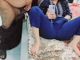 میرے سوتیلے باپ نے مجھے موبائل پر فحش دیکھتے ہوئے پکڑا اور مجھے ہندی آڈیو کے ساتھ کتیا کی طرح سزا دی