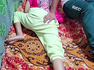 دیسی لڑکی نے اپنے چچا کے ساتھ گندی کام کیا اور اس کی بلی پر چچا کا پانی چھڑک دیا