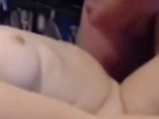 La mamma lascia che il suo figliastro faccia tutto ciò che vuole a lei