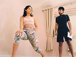 Teen trickte dazu aus, sich für den Assorted Instructor nackt zu machen und seinen Schwanz zu saugen