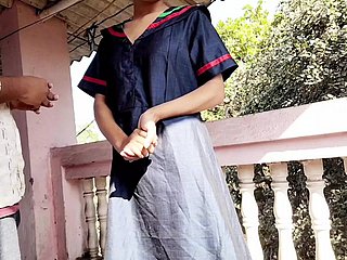 Gav se ahi hu merhaba ladaki ko Bahar Lekar Uske patronu ne chod diya