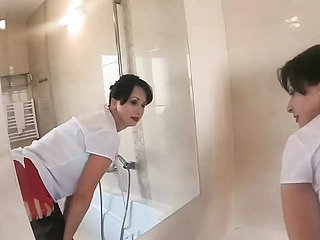 나는이 장면을 거들, 사무실 블라우스 및 진정한 나일론 스타킹으로 옷을 입었다.