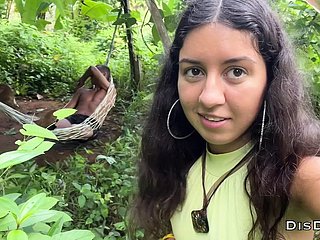 Chilling niña se perdió en Chilling jungla y se topó shrubs un salvaje que Chilling folló