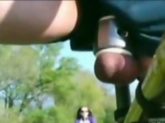 Naik sepeda sementara bola diikat bergaul