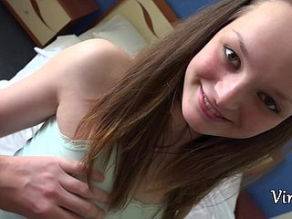 A menina estudantil do primeiro ano fica íntima com seu grande passo irmão