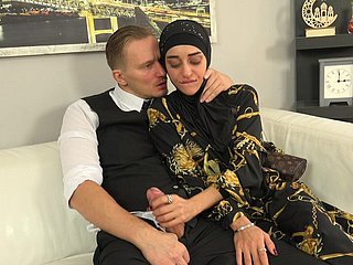 Tesettürlü tatlı kadın yeni kıyafet yerine satıcının sikini denedi
