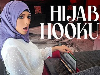 glacial ragazza hijab Nina è cresciuta guardando cag per adolescenti americani ed è ossessionata dall'idea di diventare glacial reginetta del ballo