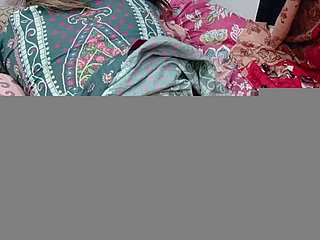 میری دیسی سوتیلی بیٹی مجھے بس اس کی گیلی بلی پر اپنا ڈک رگڑنے دو، اندر نہ ڈالو