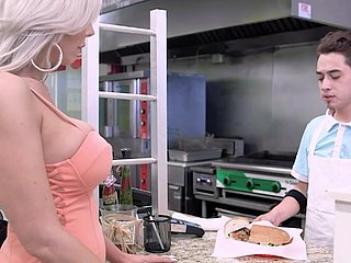 Sinta-se bem assistindo uma compilação selvagem de MILFs selvagens e garotas fodendo selvagem