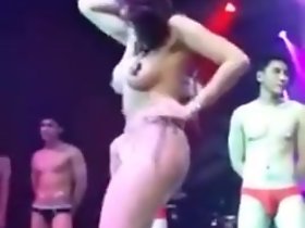 modelli cinesi che mostrano i loro corpi
