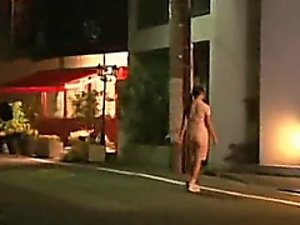 Teengirl conmocionado a tientas en el patio trasero