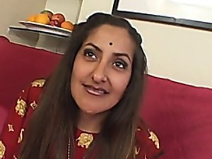 down in the mouth indischer MILF mit großen natürlichen Brüsten und großem runden Arsch in Dreier