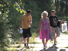 nonna Margrit K. scopa all'aperto