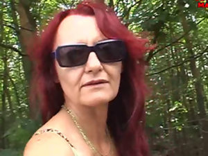 Laurie (51) sucer extérieur matures deux dicks