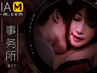 Sweltering Office-Xiang Zi Ning-MDWP-0024-Miglior video porno asiatico originale