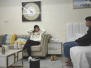 Uma linda mulher sai para abrir uma casa. As mulheres chinesas estão muito felizes