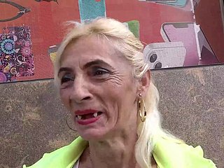 انتہائی بدصورت toothless بالغ کسی نہ کسی طرح گدا گڑبڑ