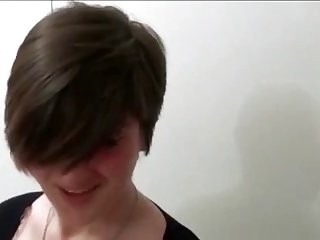 Night aux cheveux courts prend la accusation