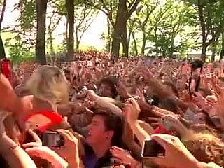 laddie daffy menjilat dan meraba-raba sementara crowd surfing