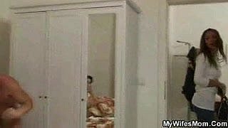 Dia melihat shush kecurangan dengan ibu dewasa nya