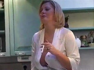 stepmom tuyệt vời tại nhà bếp