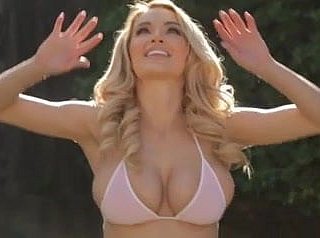 sexy naturalny biust kobieta uprawiania sportu w slo-mo