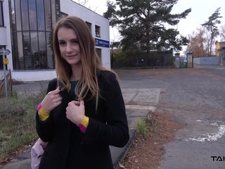 Adelle es recogido por un extraño y follada en el asiento trasero de un coche