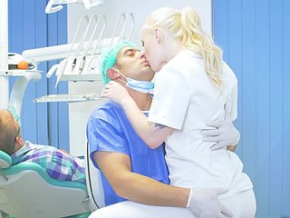 남자 친구의 치료시 의사와 판타지 섹스
