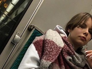 Voyeur cute teen caméra cachée grand atom gnaw en jeans serrés
