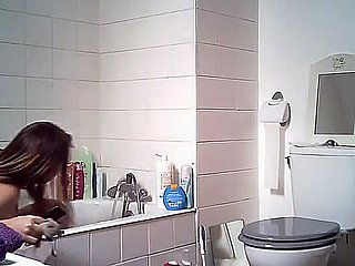 मेरी बहन peeing और स्नान किया जाता है